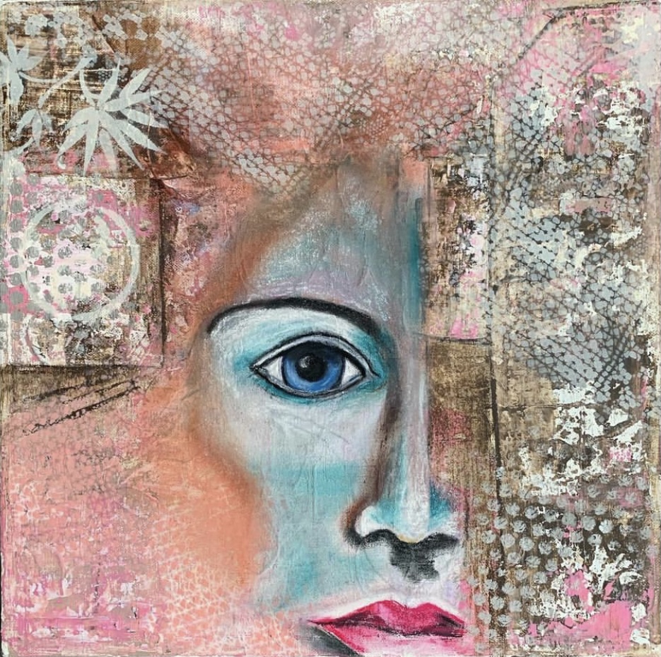 Akryl och torrpastell målning av halvt ansikte av kvinna. Sobra rosa, turkos och naturliga beige toner.