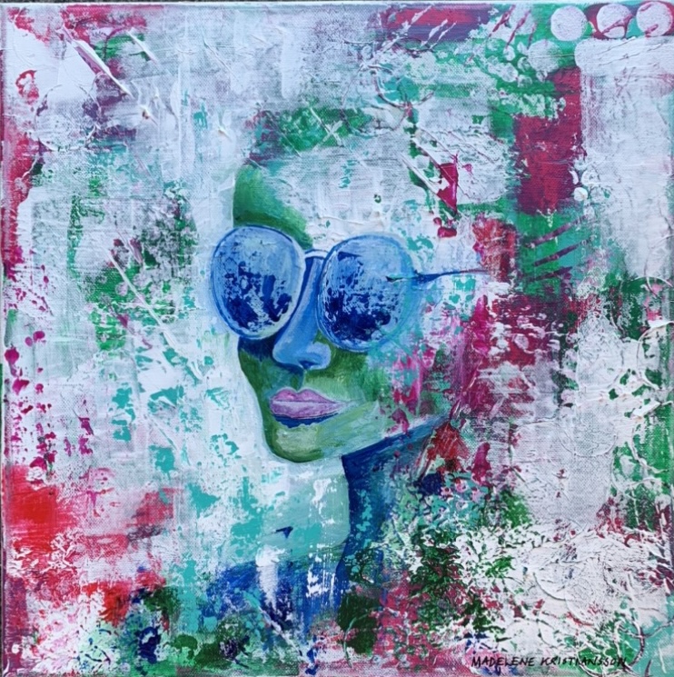 Akrylmålning i sommarfärger, rosa, grön, vit och blå. Föreställer en kvinna med stora solglasögon
