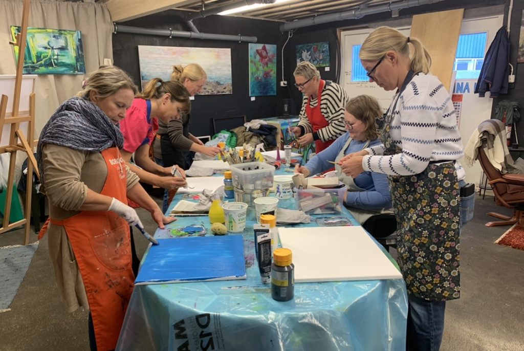 En grupp som har workshop i intuitivt måleri i Galleri Hamnhuset på Bohus-Björkö