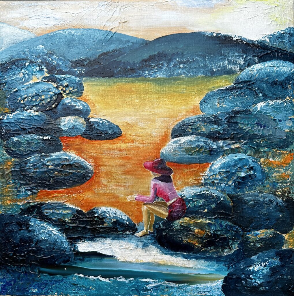 Akrylmålning av en kvinna sittande vid stranden på en sten. Blå toner på berg och stenar.