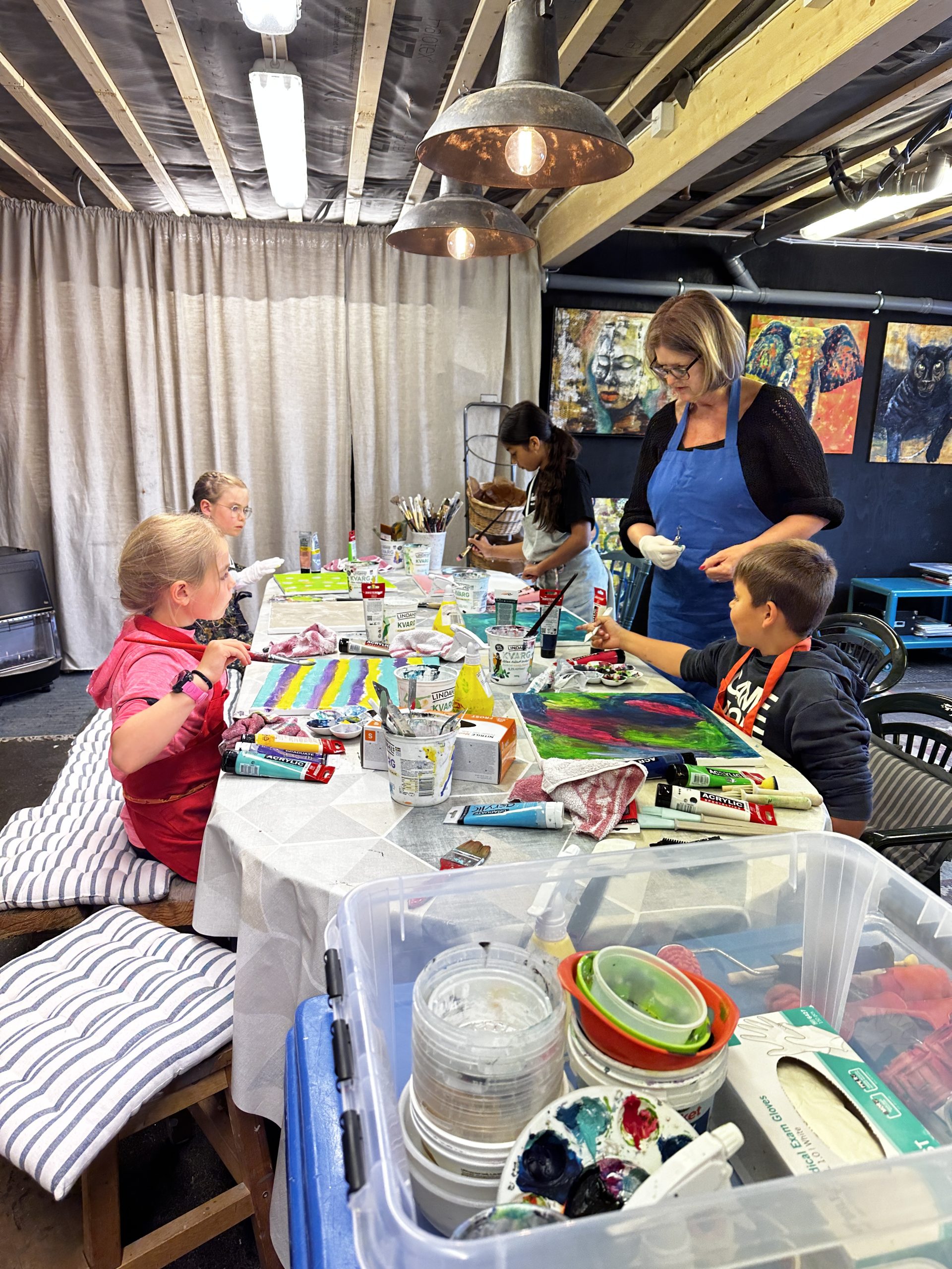 Här skapar vuxna och barn tillsammans i en workshop i ateljén på Bohus-Björkö