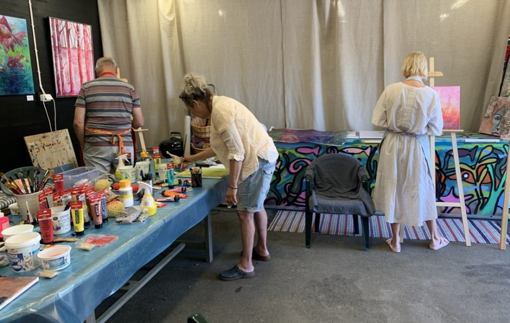 Här målar deltagare i Galleri Hamnhuset på en akrylmålnings workshop.