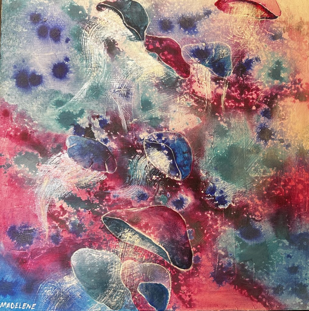 Skira maneter i ett hav fyllt av färg i magenta och blått.