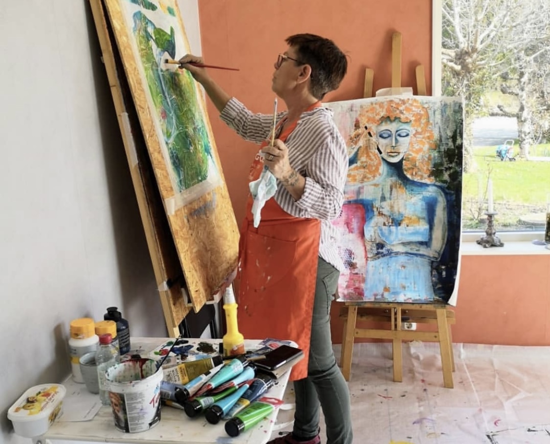 Skapande vid eget staffli i Vedic Art kurs.