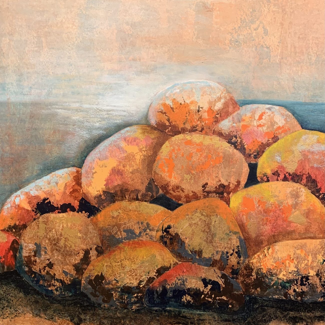 Akrylmålning av stenar i en hög, havet i skymning.