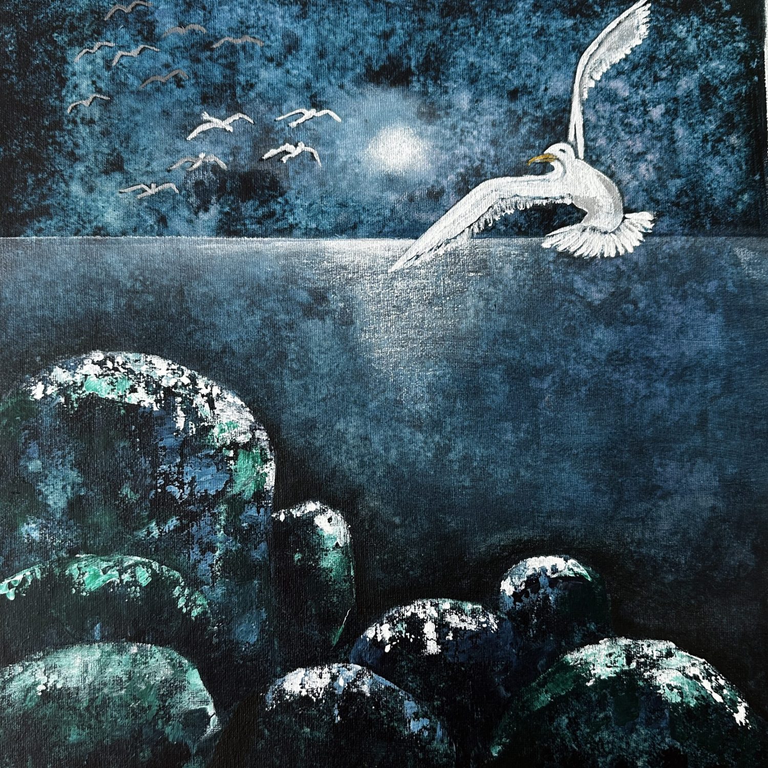 Akrylmålning av fiskmås flygande i nattljuset.